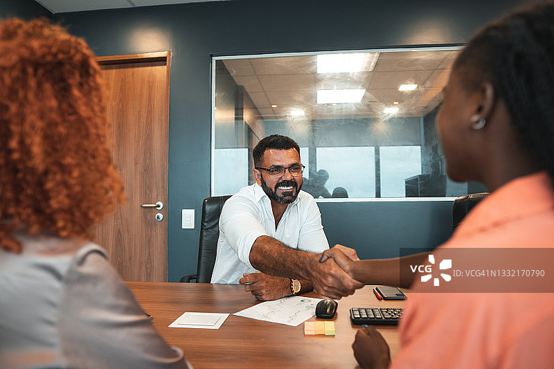 商务会议上的握手图片素材