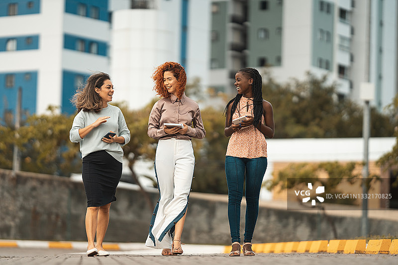 女商人们走在街上图片素材