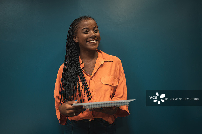 年轻女学生肖像图片素材