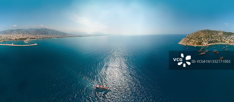 土耳其阿拉尼亚夏季早晨鸟瞰，船只和旅游图片素材