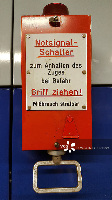 德国柏林地铁站内的警报信号/紧急制动拉手标志图片素材