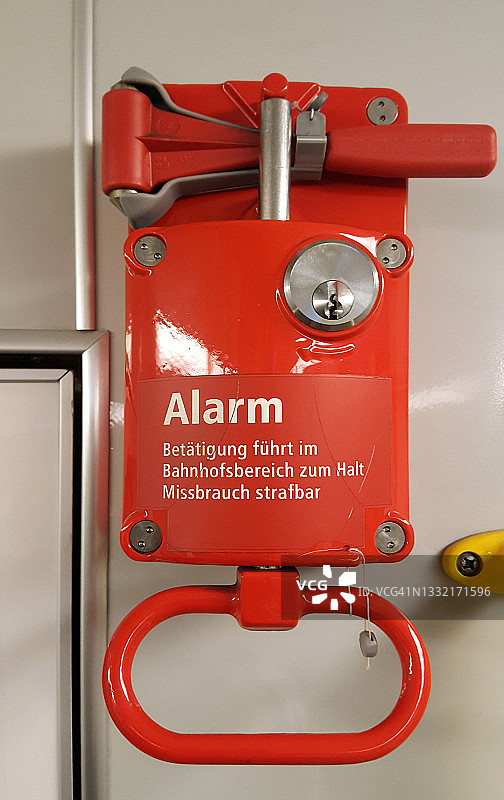 德国柏林地铁站内的警报信号/紧急制动拉手标志图片素材
