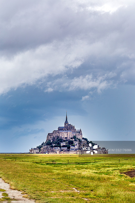 夏季雨天退潮时的圣米歇尔山图片素材