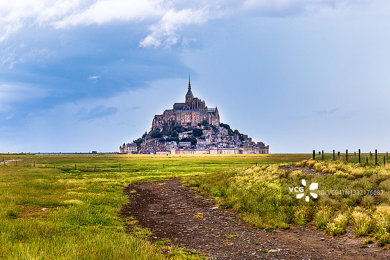 夏季雨天退潮时的圣米歇尔山图片素材