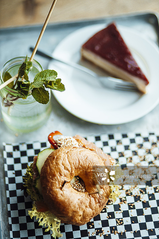 百吉饼和芝士蛋糕柠檬特调图片素材