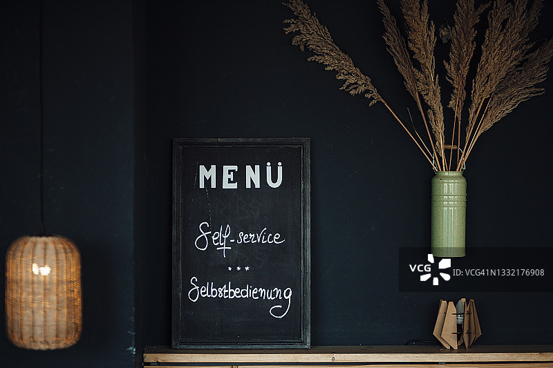 咖啡馆黑色墙壁前的菜单黑板图片素材