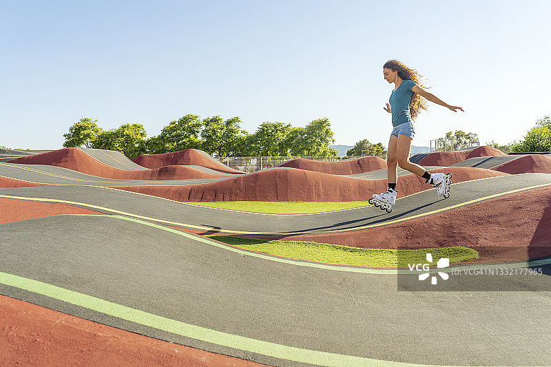 年轻女子在滑板场地练习轮滑图片素材