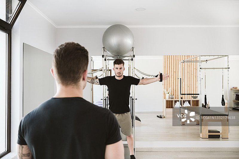 普拉提工作室里的男教练和男人图片素材