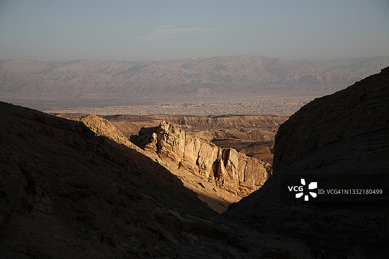 内盖夫沙漠悬崖和阿拉瓦山谷日落时分的壮丽景色图片素材