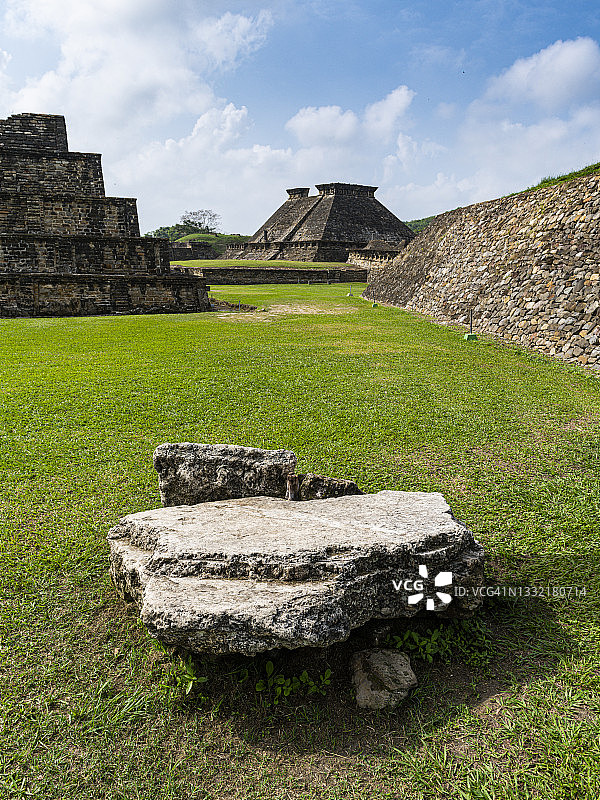 墨西哥韦拉克鲁斯州埃尔塔欣的草地岩石图片素材