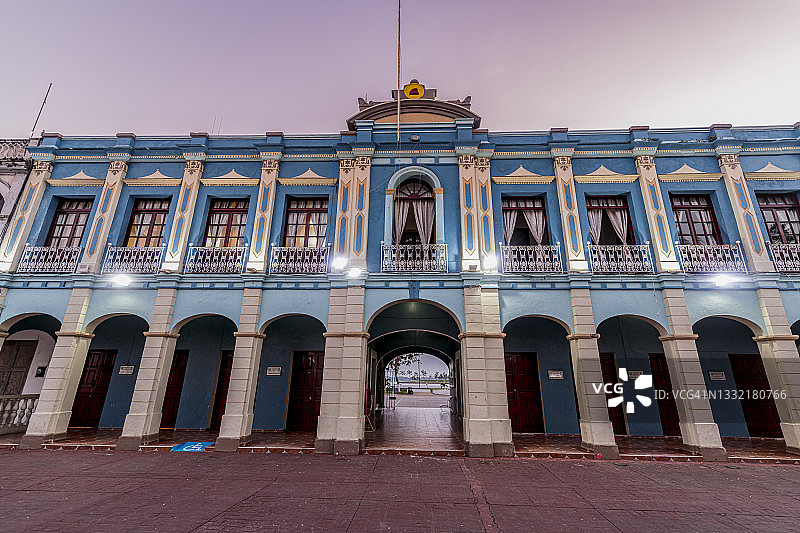 墨西哥韦拉克鲁斯州特拉科塔尔潘市政厅夜景图片素材