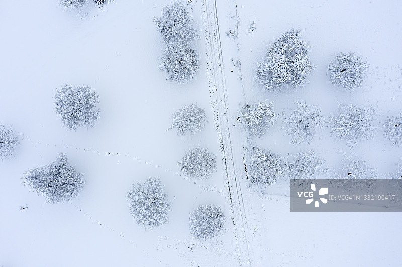 白雪覆盖的乡村无人机航拍图片素材