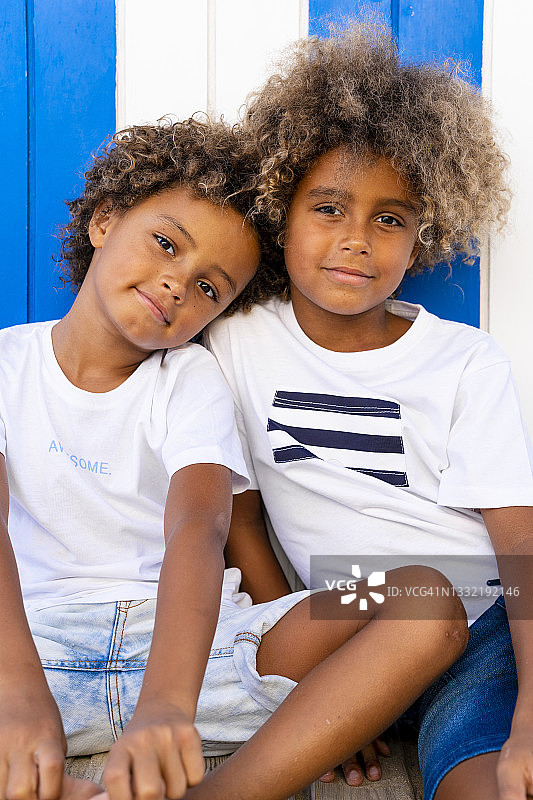 依偎在哥哥肩膀上的可爱男孩图片素材