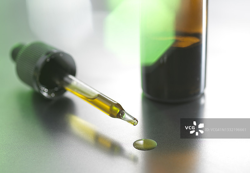 桌上的CBD油滴管图片素材