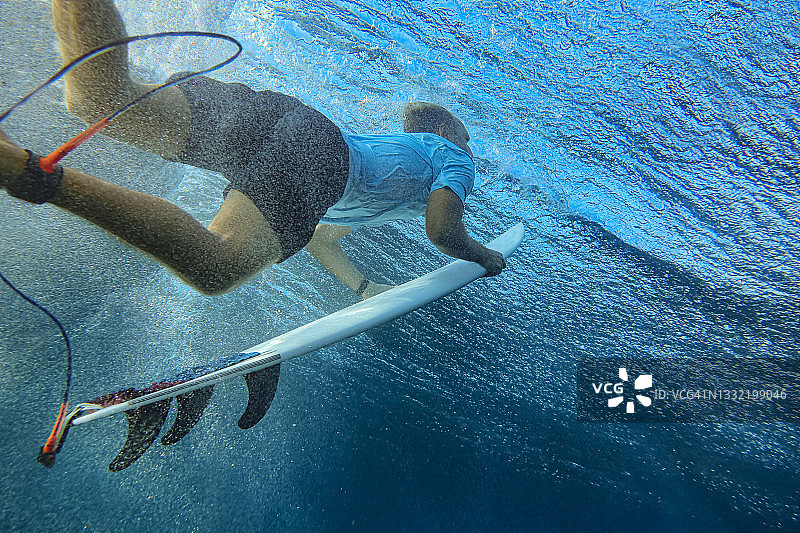 南马累环礁蓝色海水中冲浪的年轻男子水下景观图片素材