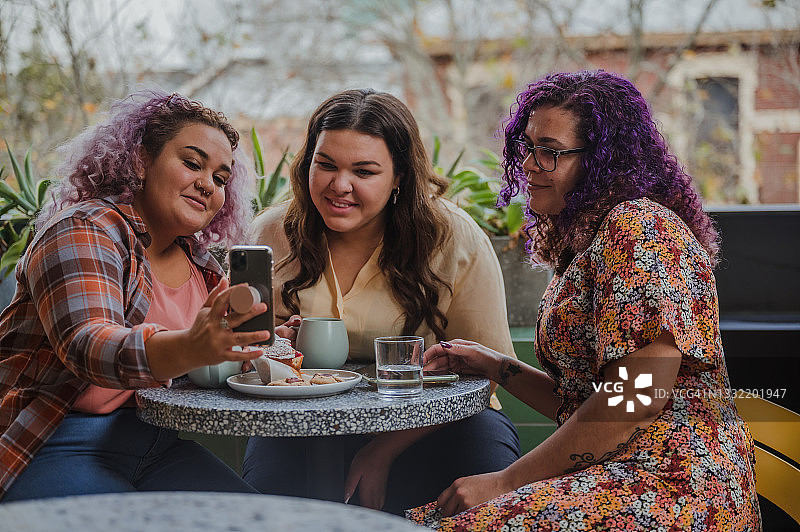 一群年轻的朋友在户外分享美好时光图片素材