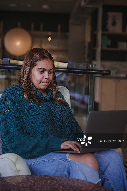 年轻女人专注工作图片素材