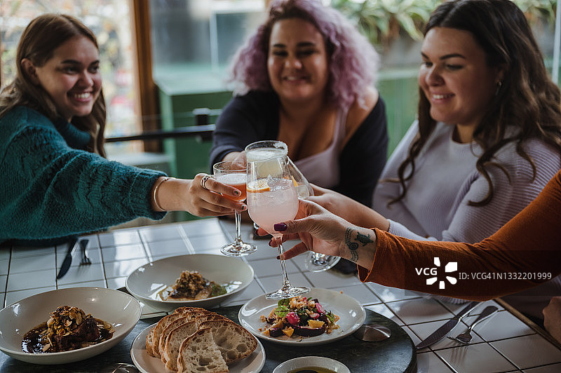 年轻的朋友们举杯庆祝图片素材