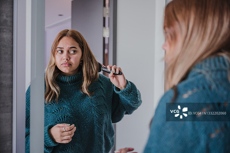 年轻女人卷发图片素材