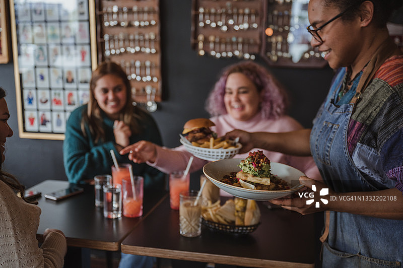 年轻的朋友们点午餐图片素材