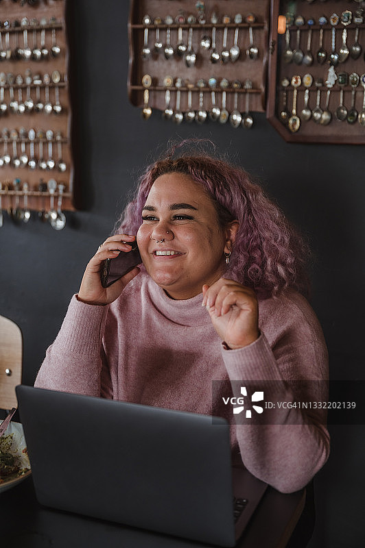 年轻女子笑着打电话图片素材