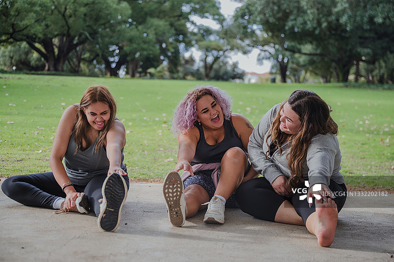 年轻女人在户外伸展身体图片素材
