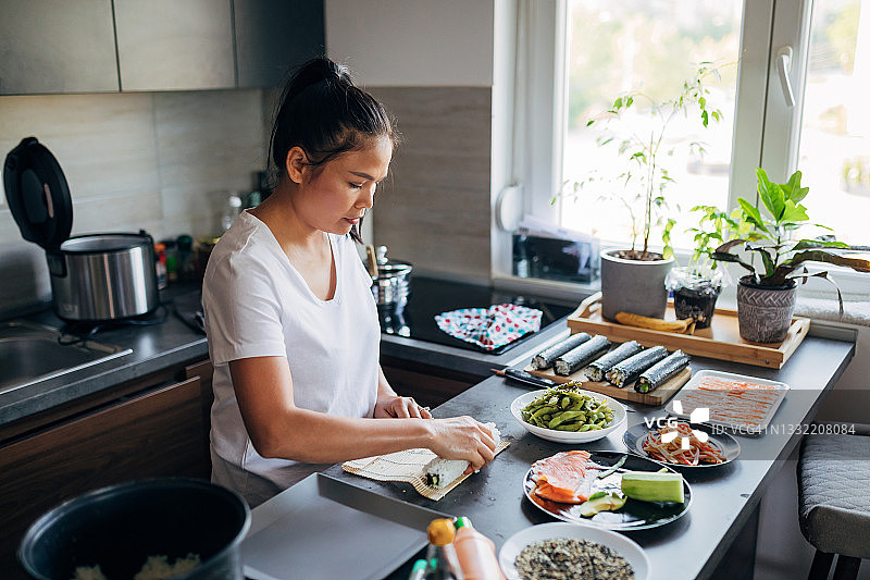 泰国妇女在厨房做反卷寿司午餐图片素材