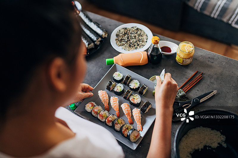 盘中添加芥末，搭配传统反卷寿司和握寿司图片素材