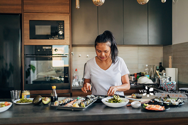 制作美味寿司拼盘，包括反卷寿司、握寿司和传统寿司卷图片素材