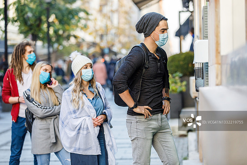 疫情期间在自动取款机前排队图片素材