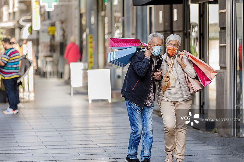 一对老年夫妇享受轻松的购物时光图片素材