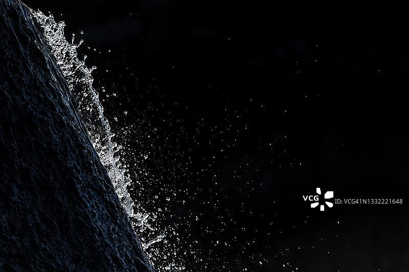 冰岛高地逆光春景：水流与水滴图片素材