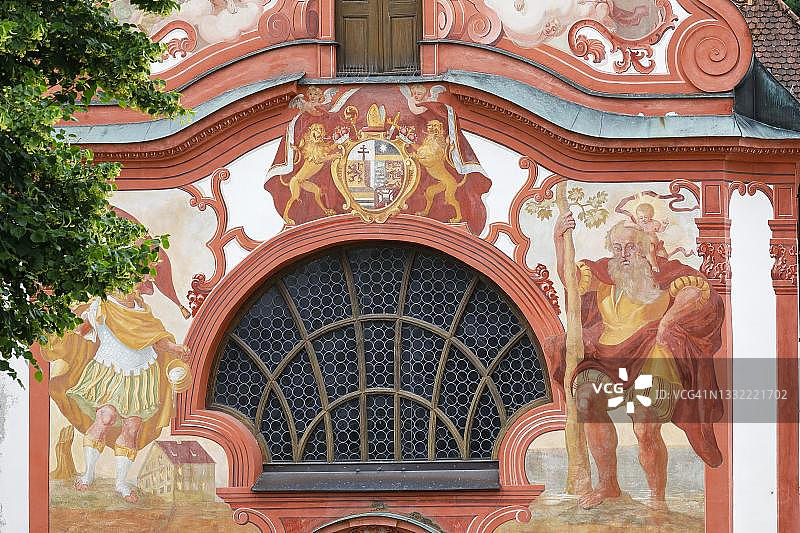 德国巴伐利亚菲森浪漫之路奥斯塔尔高圣灵医院教堂的彩绘外观图片素材