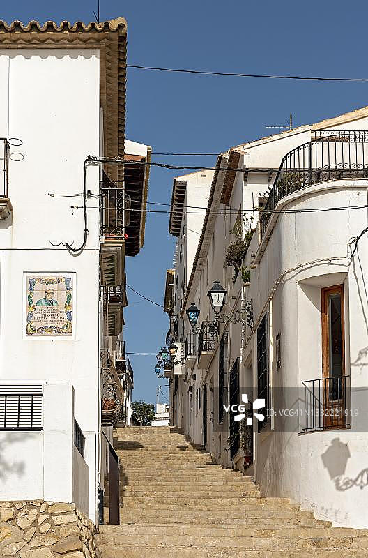 西班牙阿尔特亚老城区的白色房屋之间的狭窄街道图片素材