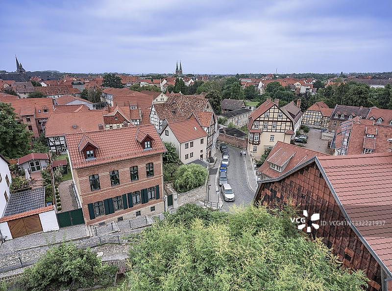德国萨克森-安哈尔特州奎德林堡城堡山顶的屋顶景观图片素材