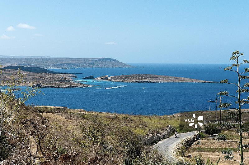 从戈佐岛望科米诺岛，远处是马耳他，地中海风光图片素材