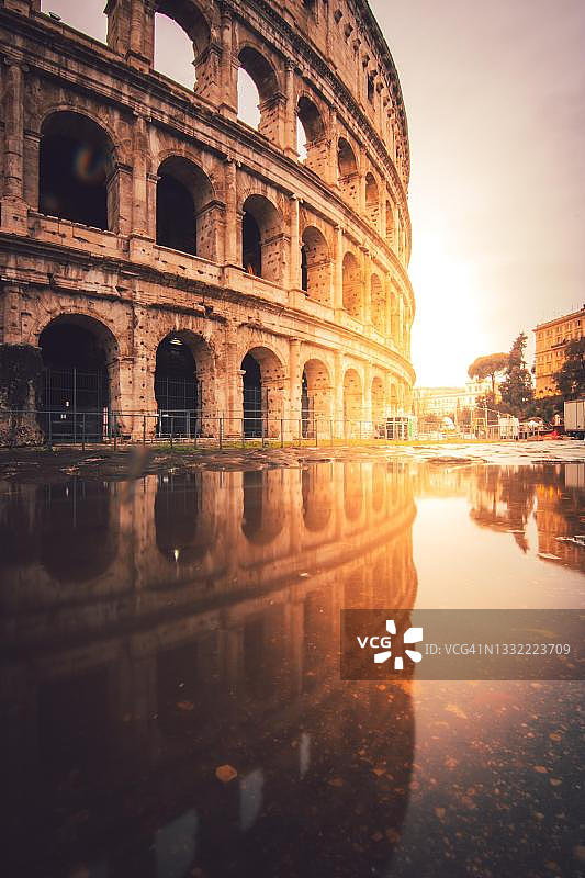 意大利罗马斗兽场日出倒影图片素材