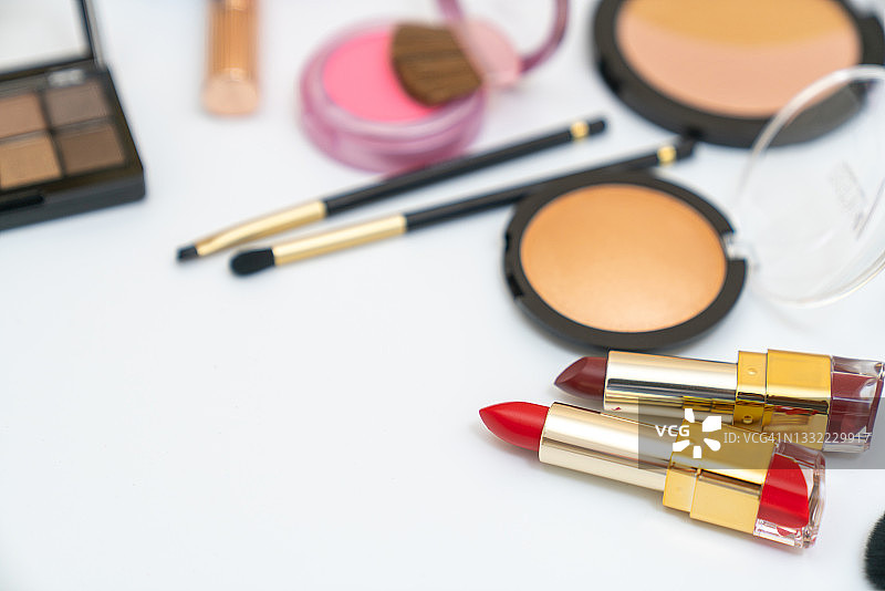 孤立在白色背景上的化妆套装图片素材