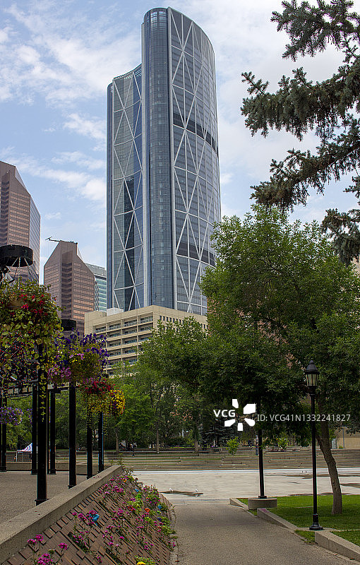 从卡尔加里奥林匹克广场眺望弓河，加拿大艾伯塔省图片素材