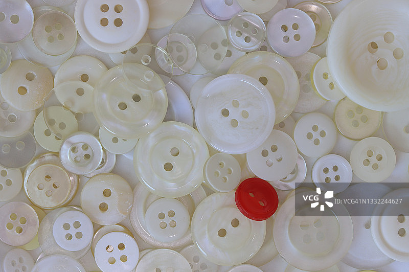 白色按钮集合中的一个鲜艳的红色按钮图片素材