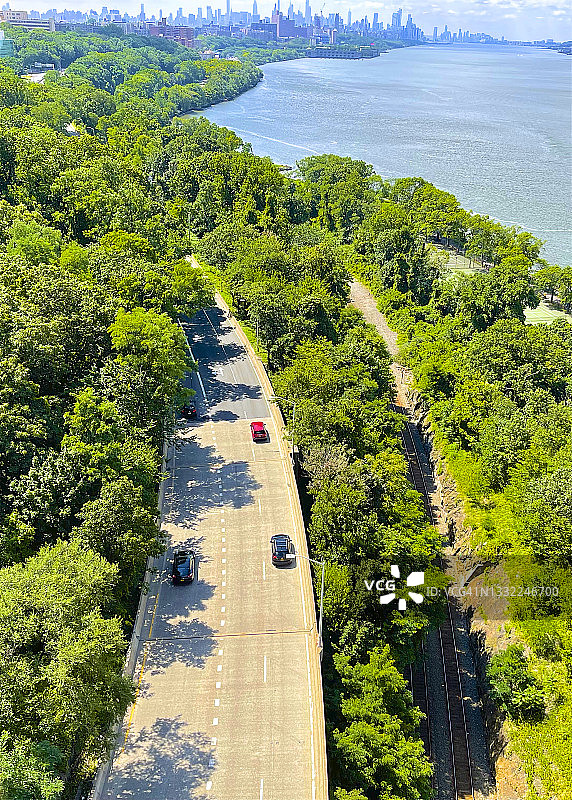 俯视纽约市亨利·哈德逊公园大道上的汽车图片素材