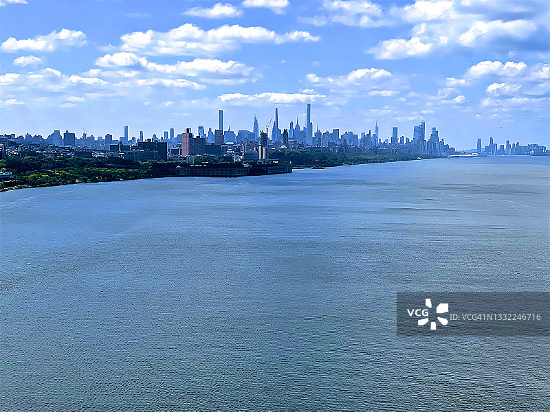 纽约市哈德逊河的广阔景色，可眺望曼哈顿图片素材