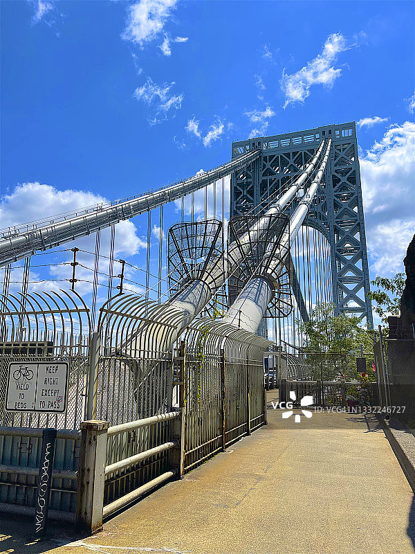 李堡大桥公路旁的人行道图片素材