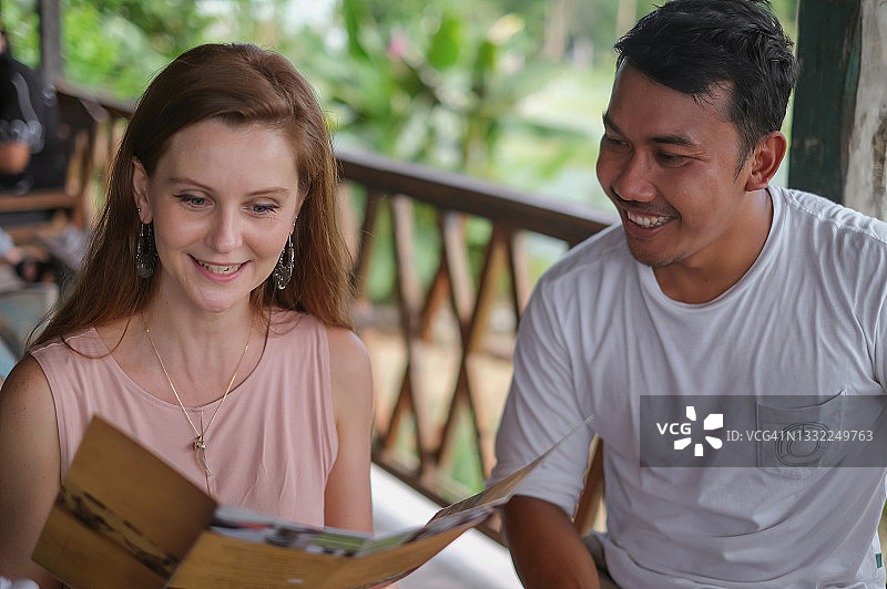 不同种族夫妇在当地餐厅点餐图片素材