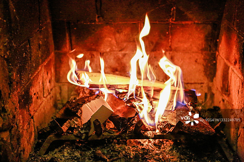 温馨的壁炉背景，温暖的火焰图片素材