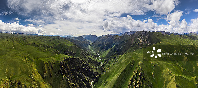 吉尔吉斯斯坦山区景观航拍全景图片素材