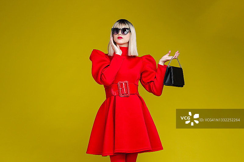 身穿红色衣服的时尚女人图片素材
