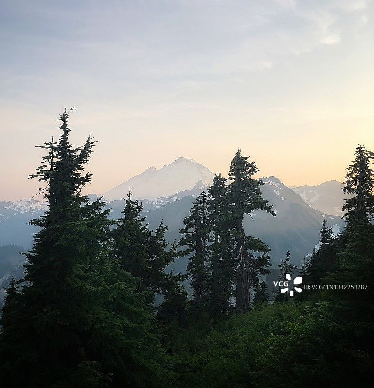 华盛顿州北喀斯喀特国家公园的贝克山景色图片素材