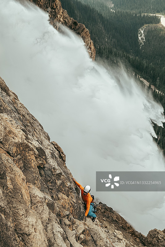 在幽鹤国家公园塔卡卡瀑布旁攀岩的男子图片素材