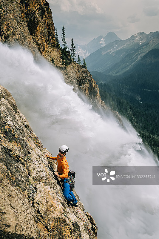 在幽鹤国家公园塔卡卡瀑布旁攀岩的男子图片素材